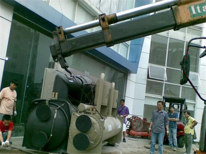 雅安市随车吊和汽车吊的核心区别是什么？哪种更省钱？