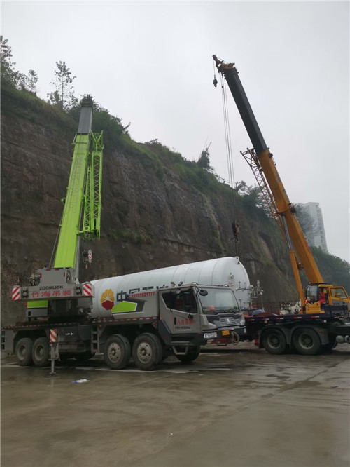 雅安市“不怕风雨冻”—— 吊车的 “恶劣环境适应” 技术
